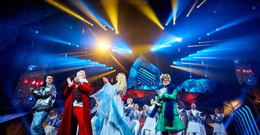 "Он у меня не первый". Взрослые шутки Поляковой, девушка с мотором и светящиеся роботы. Обзор новогодних шоу в Киеве