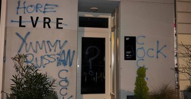 Надписи и половые органы на окнах: в Берлине разрисовали офис автора рекламы Meduza (фото)