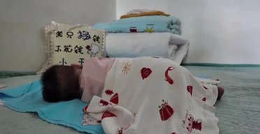 Кинули малюка: няня піклується про дитину, батьки якої втекли з її грошима (фото)