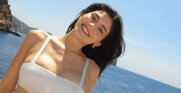 Кайлі Дженнер поділилася новими знімками свого шикарного відпочинку на Майорці (фото)