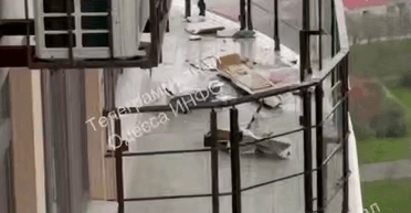 В Одесі ворожий дрон влетів у багатоповерхівку: момент потрапив на камеру (відео)