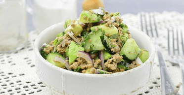 Салат із тунцем, авокадо та свіжими огірками: просто і смачно