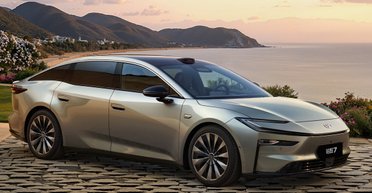 Лучше Camry и Avalon: Toyota представила недорогую альтернативу Tesla Model S (фото)