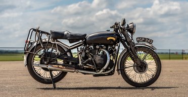 Не ездил 40 лет: в старом гараже среди хлама обнаружили легендарный мотоцикл 50-х (фото)