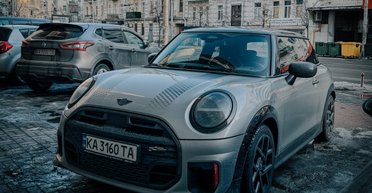 Маленька ракета: у Києві помітили новітній заряджений Mini за 2 мільйони (фото)