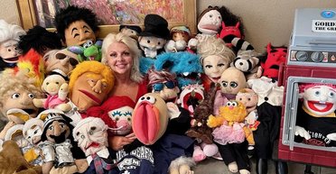 "Дуже за ними сумувала": жінка кинула нареченого заради життя з 38 ляльками