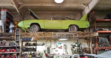 Находка на миллион: дорогой американский спорткар годами стоял заброшенным на СТО (видео)