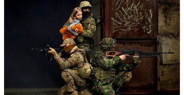 Жизнь под свистом пуль. История о том, как на войне один ребенок повзрослел, а другой – родился