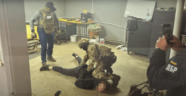 Сын винницкого военкома "продавал" за $20 тысяч разрешения для выезда за границу, — ГБР (видео)