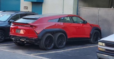 У США помітили єдиний у світі шестиколісний Lamborghini Urus (відео)