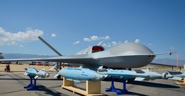 Ударні БПЛА MQ-20 Avenger навчили працювати роями і без оператора: що з цього вийшло