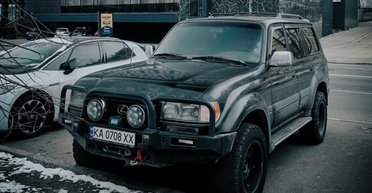 Роскошь из 90-х: в Киеве заметили редкий японский внедорожник премиум-класса (фото)