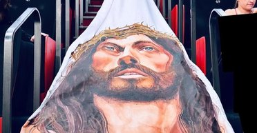 Конфликт в Каннах: на красной дорожке актриса устроила скандал из-за платья с Иисусом (видео)