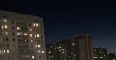 Загорівся житловий будинок: російський Курськ масово атакували безпілотники (відео)