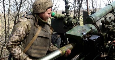 Бьет точно в цель: бригада "Лють" воюет на американской гаубице времен Второй мировой войны (видео)