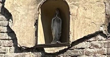 Во Львове во время удара ВС РФ уцелела скульптура Божьей Матери (фото)