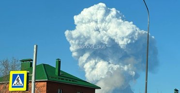 В атакованной дронами Перми прогремел новый взрыв: пожар усилился, небо в дыму (видео, фото)