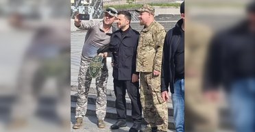 Делал селфи: Зеленский вышел в центр Киева и фотографировался с людьми, — соцсети (видео)