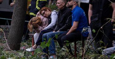 Батьки чекали біля будинку весь день: у Києві з-під завалів деблокували тіло чоловіка, — ЗМІ