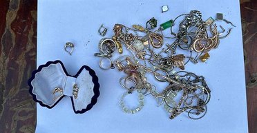 На Тернопольщине полицейские перекопали земельный участок женщины в поисках "сокровищ" (фото)