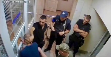 Полицейские наблюдали с улыбкой: ГБР проводит расследование из-за избиения мужчины в ТЦК (видео)
