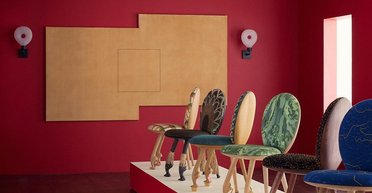 Вдохновили женщины: Кристиан Лубутен выпустил коллекцию стульев на шпильке (видео)