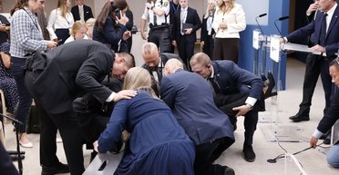 Первый брифинг: глава Минздрава Швеции упала в обморок в прямом эфире (видео)