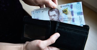 Доходы все ниже: почему упали зарплаты в Украине и возможен ли их рост