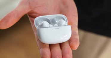 Недорогие беспроводные наушники с отличным звуком: топ-3 модели от надежных брендов (фото)