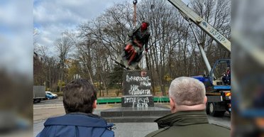 "Пушкин - все": в Киеве демонтировали памятник российскому поэту (видео)