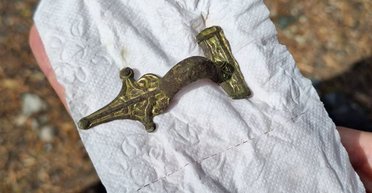 Нашла с металлоискателем: в Финляндии женщина обнаружила 1500-летнюю фибулу (фото)