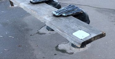 Одна из самых красивых в Европе: вандалы испортили в центре Киева необычную скамейку (фото)