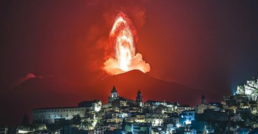 Шлейф высотой до 10 км: вулкан Этна в Италии целый день фонтанировал лавой (фото, видео)