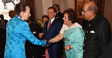 Тратили больше на собаку, чем на слуг: на самую богатую семью Британии подали в суд