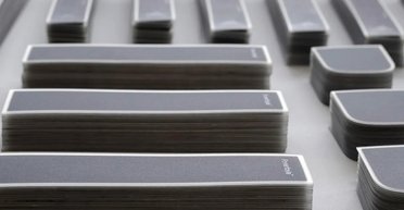 Зарядит любой гаджет: необычная батарея превращает в энергию свет Солнца и лампочек