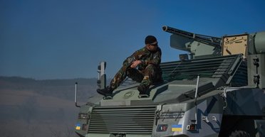 Выдерживает подрыв 10 кг взрывчатки: ВСУ "засветили" неизвестный бронеавтомобиль (фото)