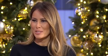 Мелания Трамп украсила Белый дом к Рождеству портретом мужа из паззлов (фото, видео)