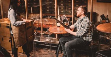 Поділилася з колегами: за що звільнили офіціантку, яка отримала $10 000 чайових (відео)