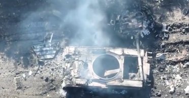 Дрон-камикадзе ВСУ оторвал башню танку из РФ: машина сгорела вместе с экипажем (фото)