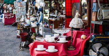 10 речей, які ніколи не варто купувати в барахолці та на секонд-хенді: думка експертки