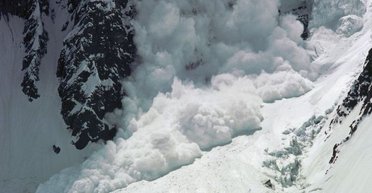 Лавина в Альпах унесла жизни трех лыжников: протащила несколько метров по горе 2743 м (видео)