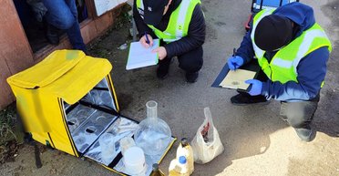 Минилаборатория в рюкзаке для доставки еды: в Житомире разоблачили "дилеров" амфетамина (фото)