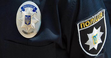 В Киеве мужчина бил ногами и садился на собаку: как отреагировала Нацполиция