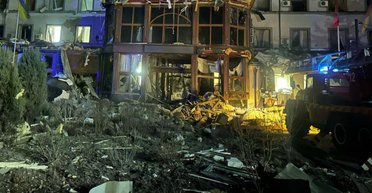 ВС РФ ударили по Кривому Рогу: ракета попала в отель, снесла верхний этаж, есть погибшие (фото)