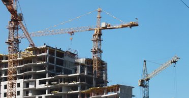 Время долгостроев: насколько застройщики теперь задерживают сдачу жилья