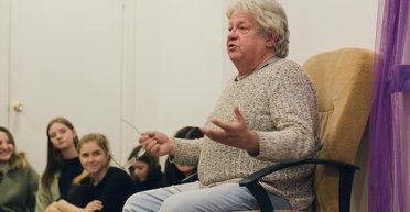 Дал пощечину и назвал проституткой: студентка Льва Сомова рассказала об унижении от преподавателя