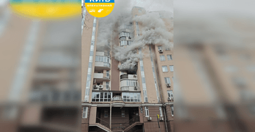 В Киеве произошел взрыв в жилом доме: горит квартира, — соцсети (видео)