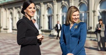 У костюмі та з брошкою на грудях: у чому Олена Зеленська з'явилася на конференції в Сербії (фото)