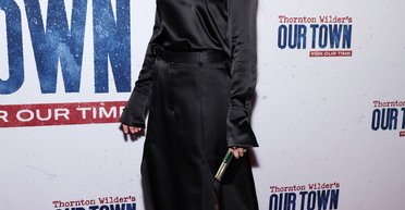 Кеті Голмс у скромній сукні відвідала зіркову постановку на Бродвеї (фото)