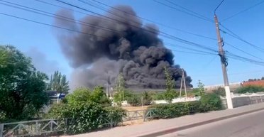 В окупованому Мелітополі спалахнула пожежа: горить підприємство "Гідромаш" (відео)
